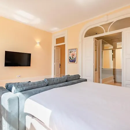 Downtown Grand Apartment