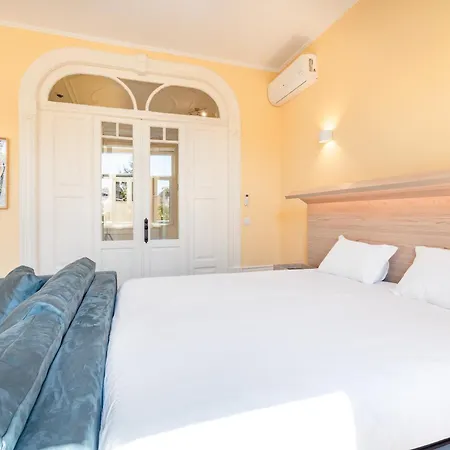 Downtown Grand Apartment