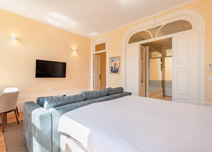 Downtown Grand Apartment