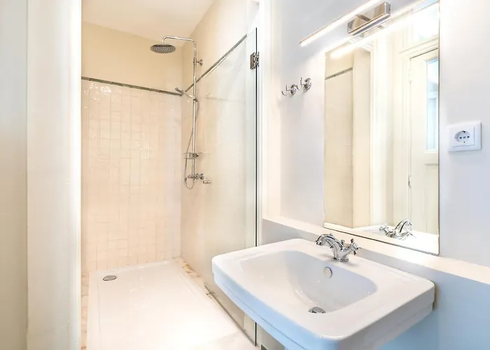 Downtown Grand Apartment