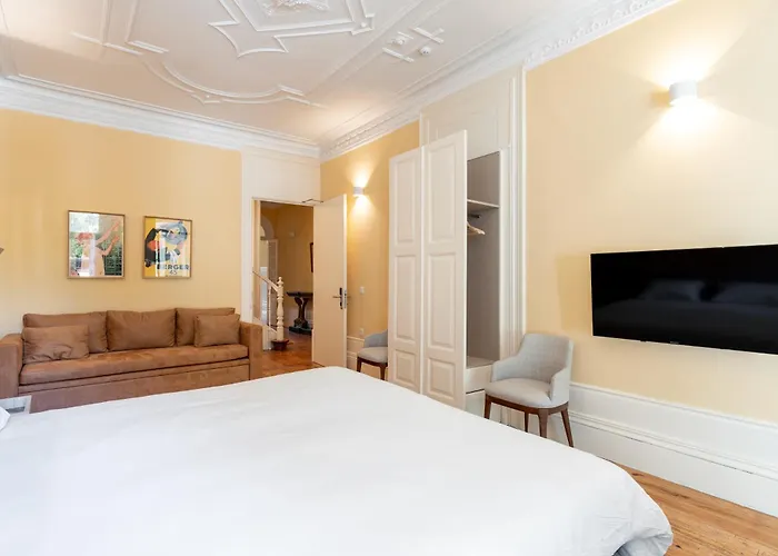 Downtown Grand Apartment