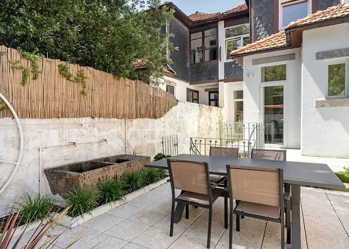 Downtown Grand Apartment